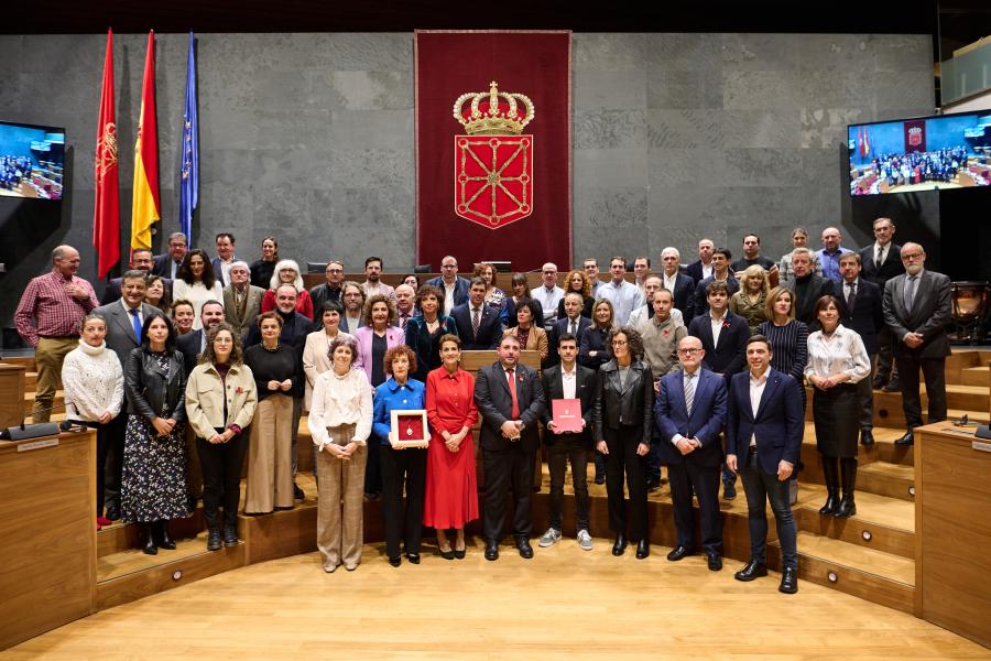 Entrega de la Medalla del Parlamento de Navarra por la labor en el deporte femenino