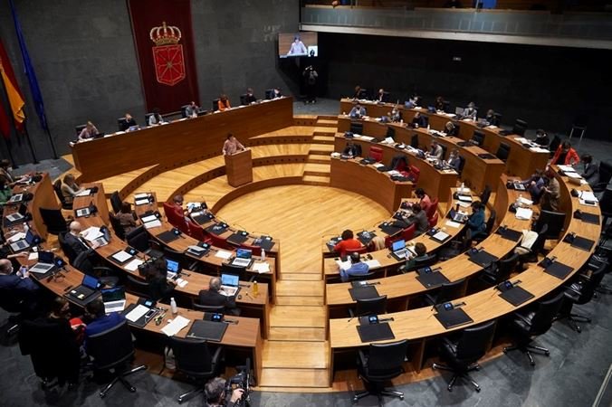 El Parlamento insta al Gobierno a iniciar los tr&aacute;mites para una pista cubierta