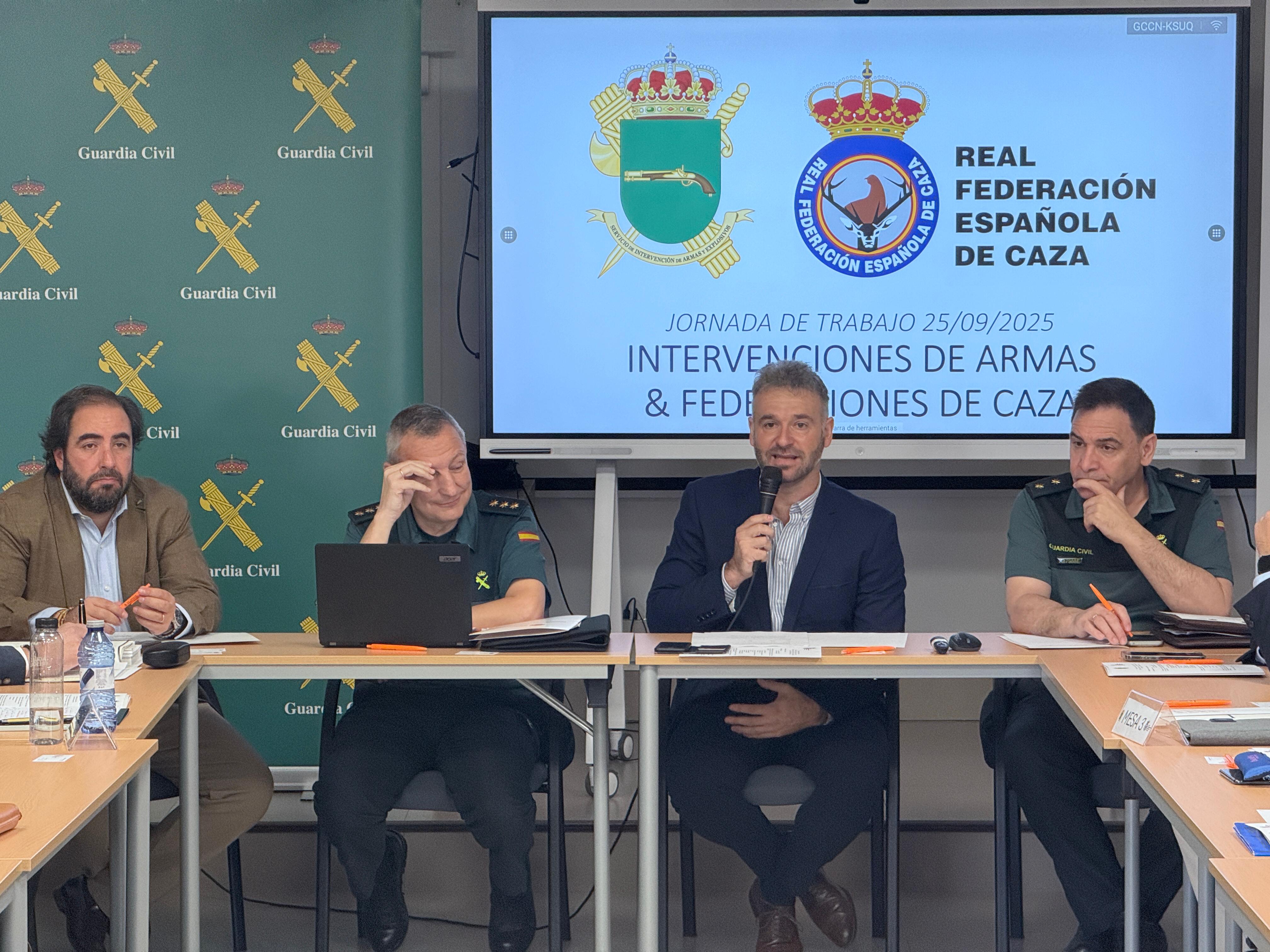 Las federaciones de caza y las Intervenciones de Armas y Explosivos de Zona de la Guardia Civil se reúnen para unificar criterios en la aplicación del Reglamento de Armas