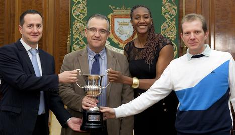 El GH Ecay, recibido en el Ayuntamiento tras su ascenso