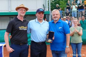 La Federaci&oacute;n Europea de S&oacute;fbol rinde homenaje a Nacho Pardo en el d&iacute;a de su retirada