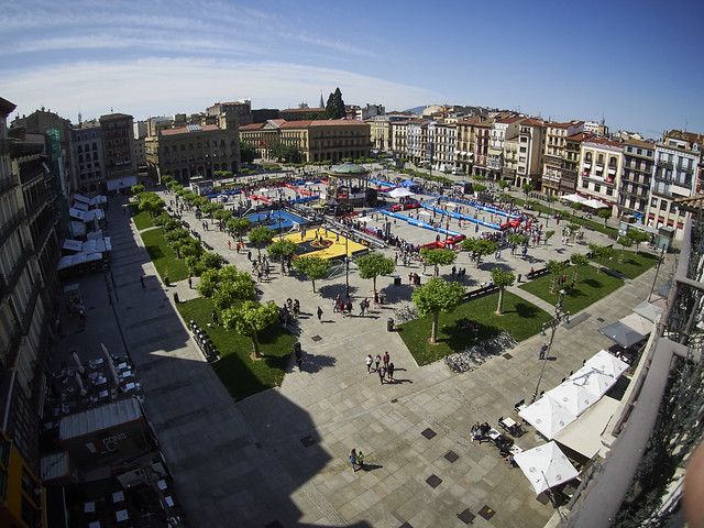 La Plaza del Castillo se ti&ntilde;e de Baloncesto
