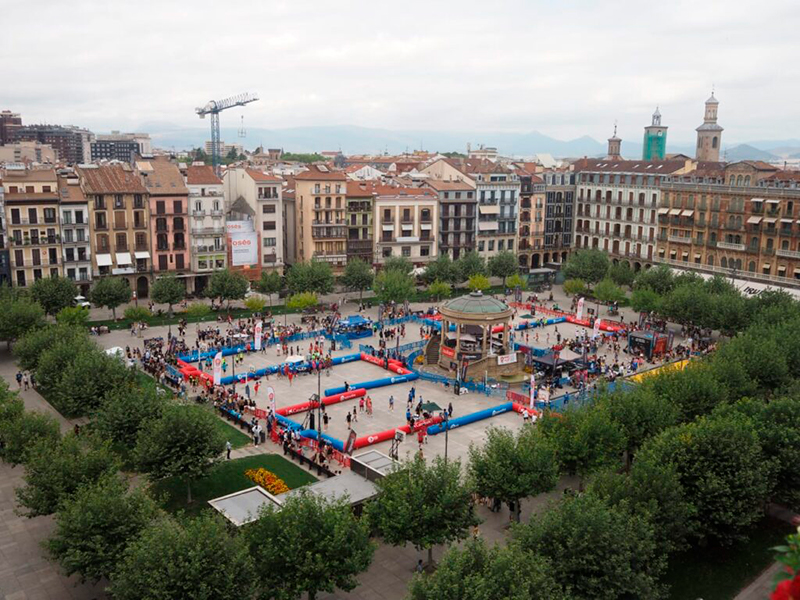 La Plaza del Castillo respira baloncesto con el 3X3