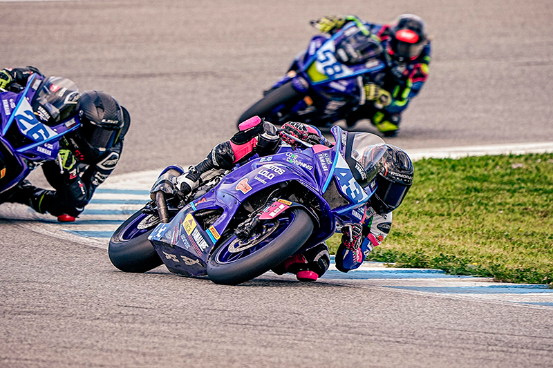 Dos cuartos puestos para Hodei Martínez en el arranque de la Yamaha R7 Cup