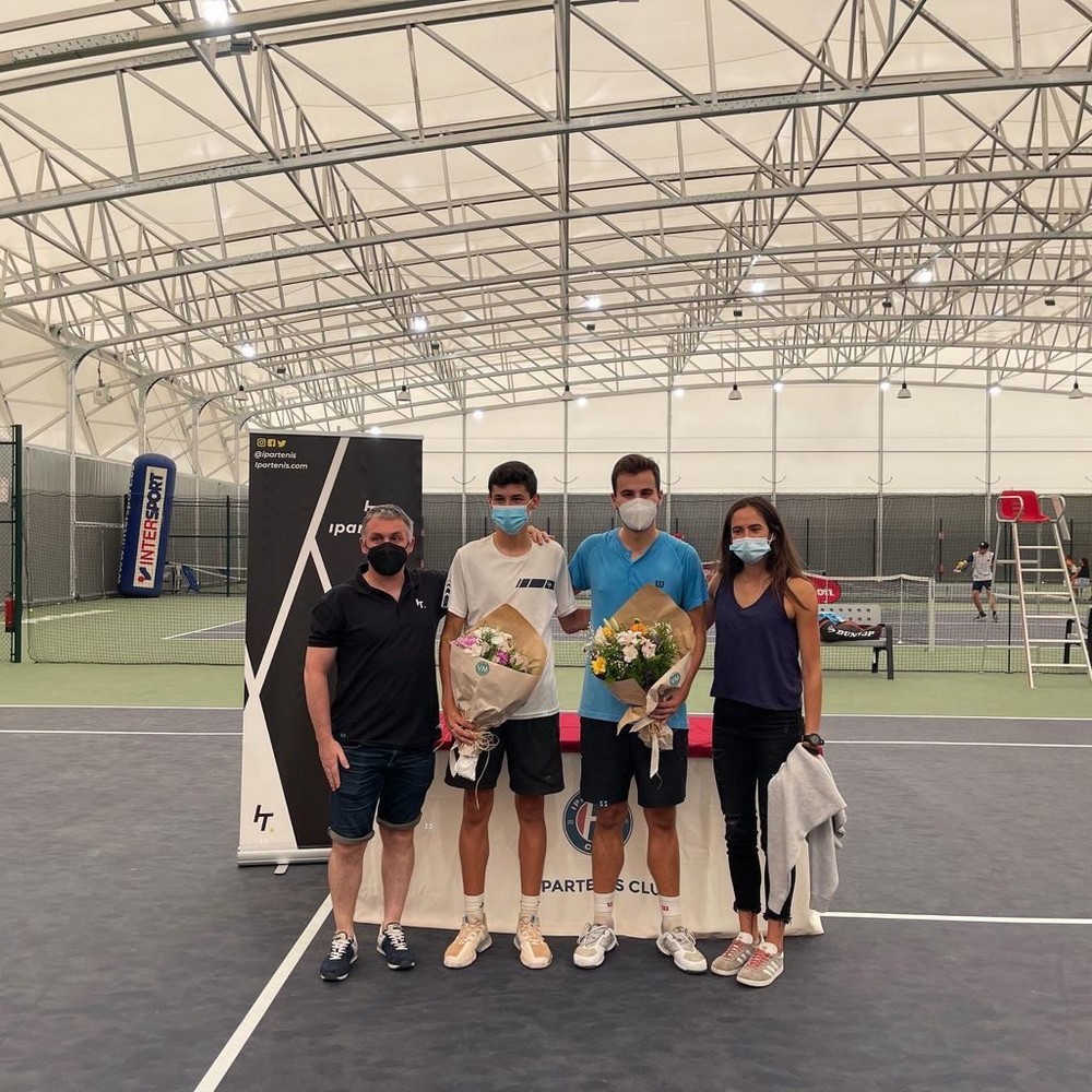 Lucía Ibarrola e Iker Gaztambide Campeones del Master Navarro Absoluto