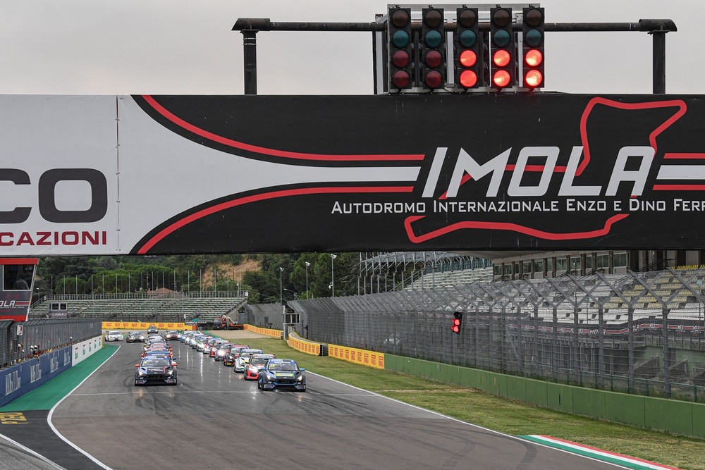 Victoria para Mikel Azcona en el Campeonato de Italia de Turismos