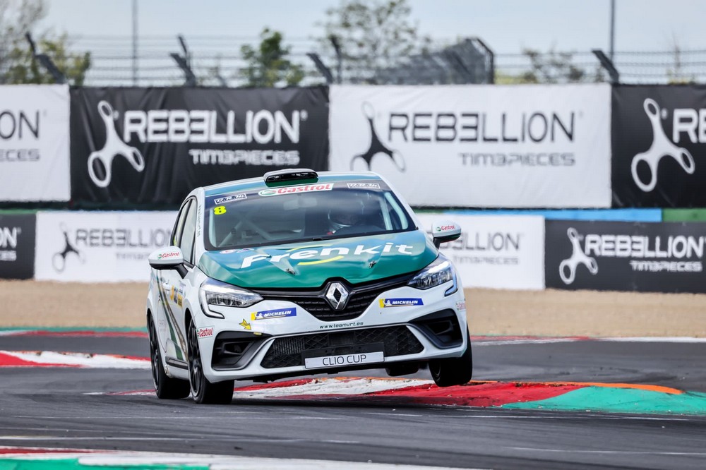 El piloto navarro Erik Zabala debuta en la Clio Cup