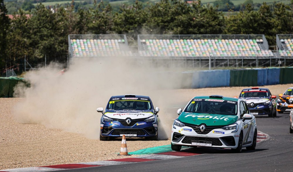 El piloto navarro Erik Zabala debuta en la Clio Cup