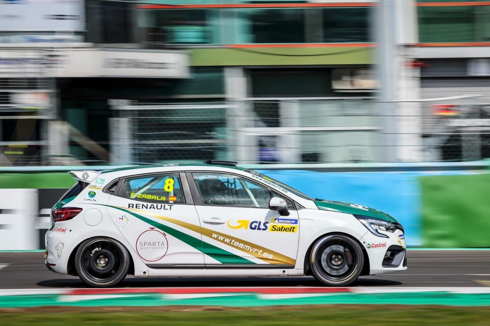 El piloto navarro Erik Zabala debuta en la Clio Cup
