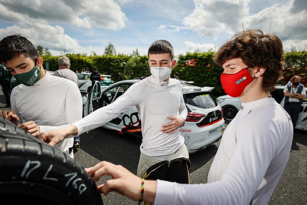 El piloto navarro Erik Zabala debuta en la Clio Cup