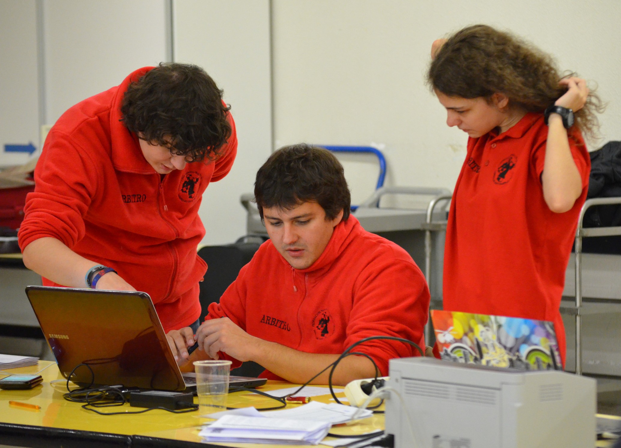 Los &aacute;rbitros estrenan vestuario