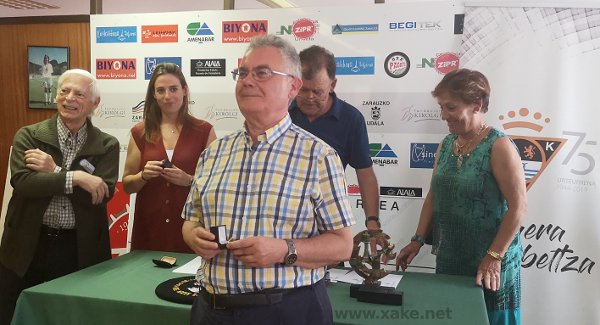 Pedro Vi&ntilde;al a punto de subir al p&oacute;dium del Campeonato de Euskadi de Veteranos