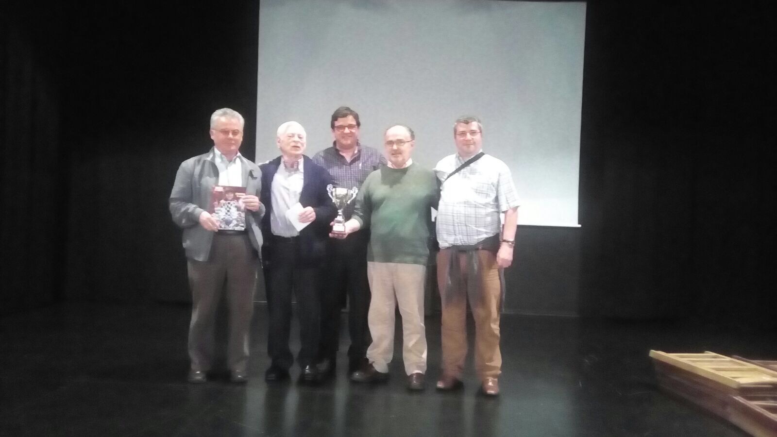 Oberena acaricia el podium