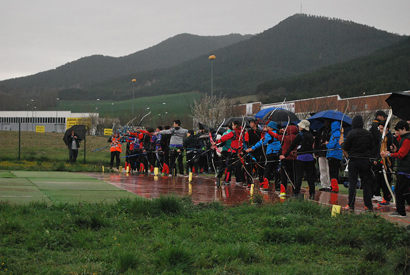 La lluvia no se quiso perder la Primera Jornada al Aire Libre
