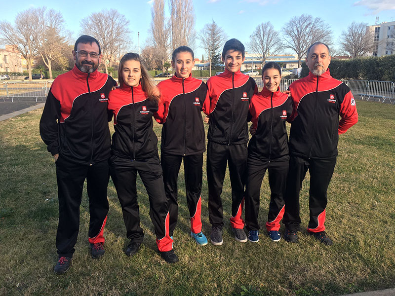 Arqueros de Salesianos en una prueba del mundial de sala