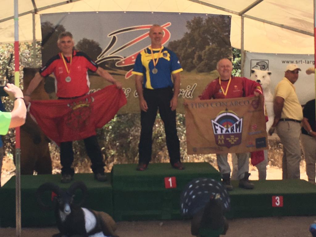 El capote de San Fermín afina la puntería de nuestros arqueros.