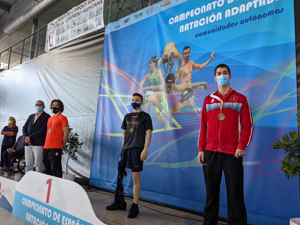 Adur Mendívil: Mi verano ideal sería estar de vacaciones mucho tiempo conociendo diferentes lugares.