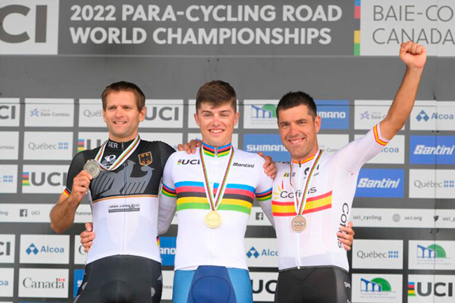 Eduardo Santas se viste de Arcoiris