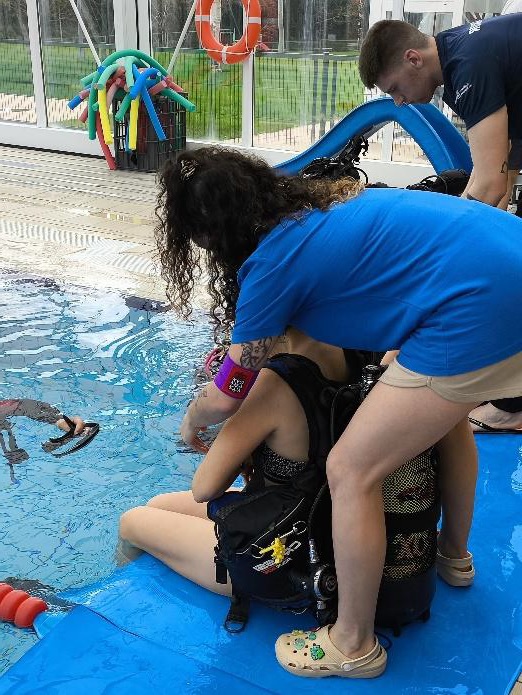 La Federación Navarra de Actividades Subacuáticas impartió este sábado un bautizo de mujeres en la piscina municipal de Orkoien