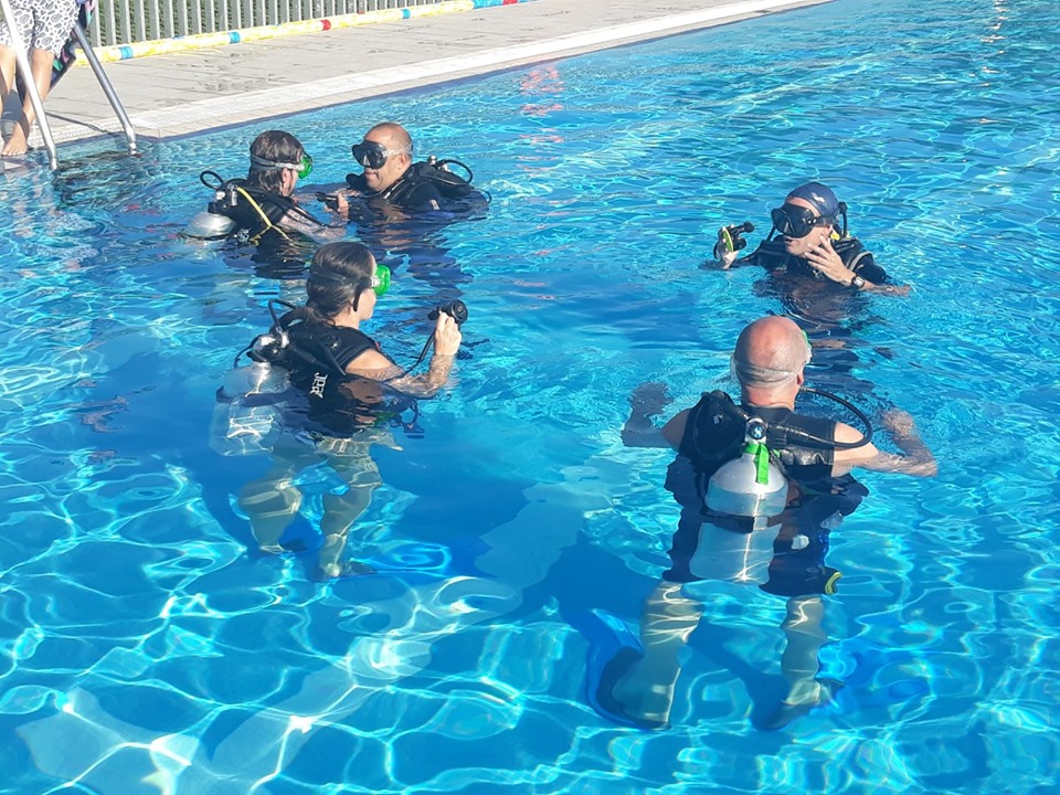 Sesiones de bautizos de buceo en piscina
