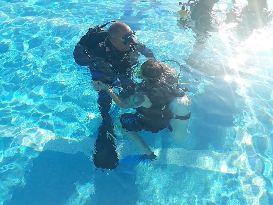 Sesiones de bautizos de buceo en piscina