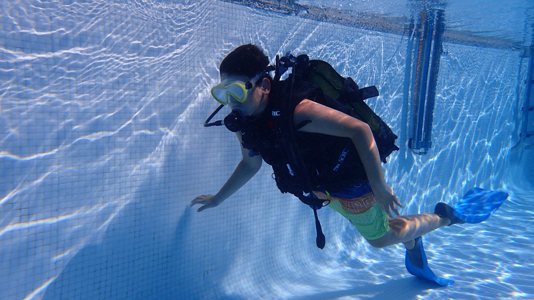 Sesiones de bautizos de buceo en piscina