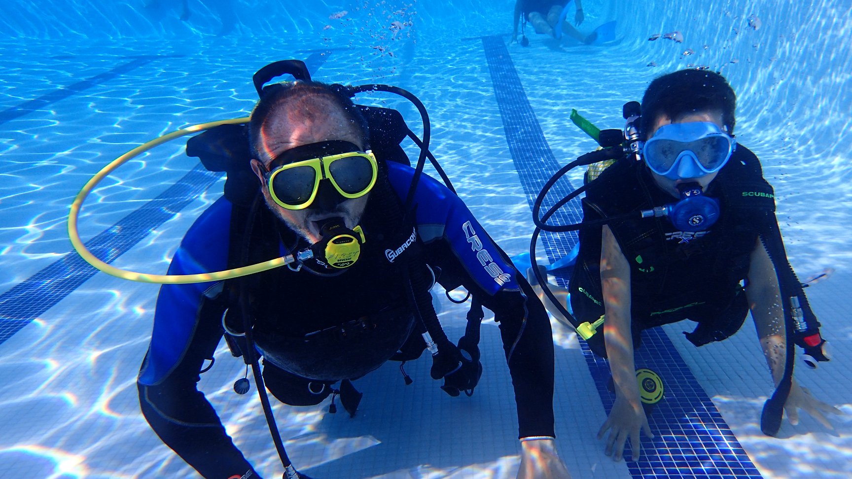 Sesiones de bautizos de buceo en piscina