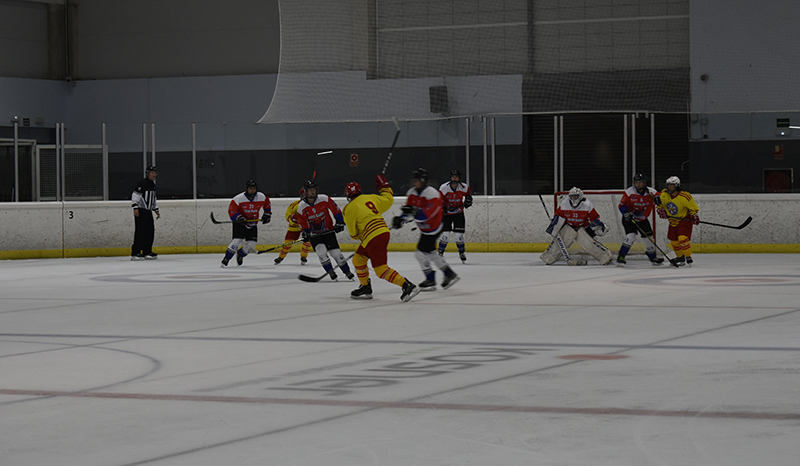Fiesta sobre el hielo en el debut de la Selección Navarra Femenina