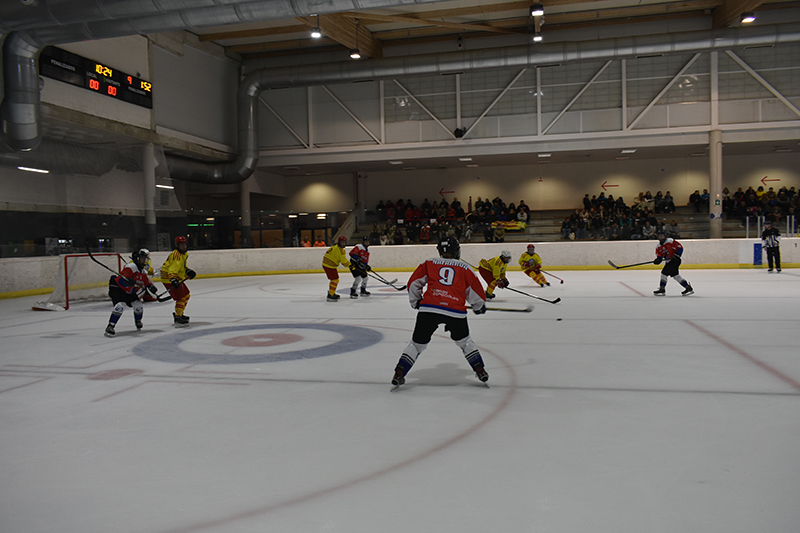 Fiesta sobre el hielo en el debut de la Selección Navarra Femenina