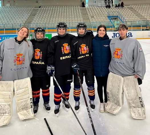 Cinco jugadoras del Kosner club Hielo Huarte ponen rumbo al mundial