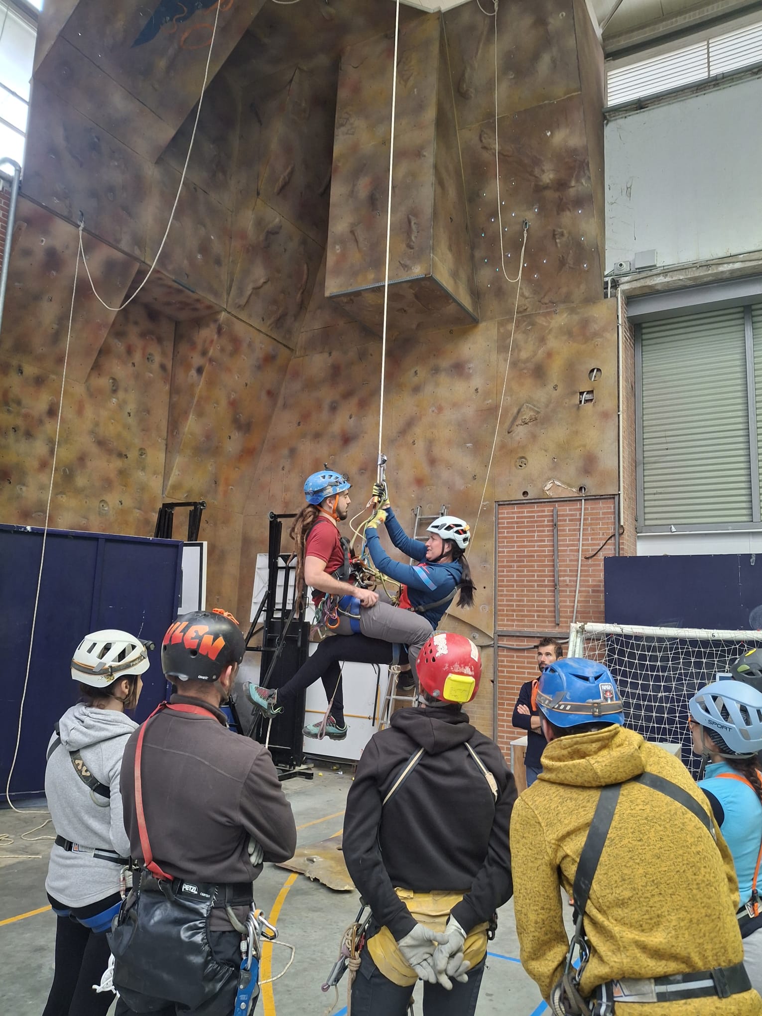 Jornada de autorescate en el polideportivo de Zizur Mayor