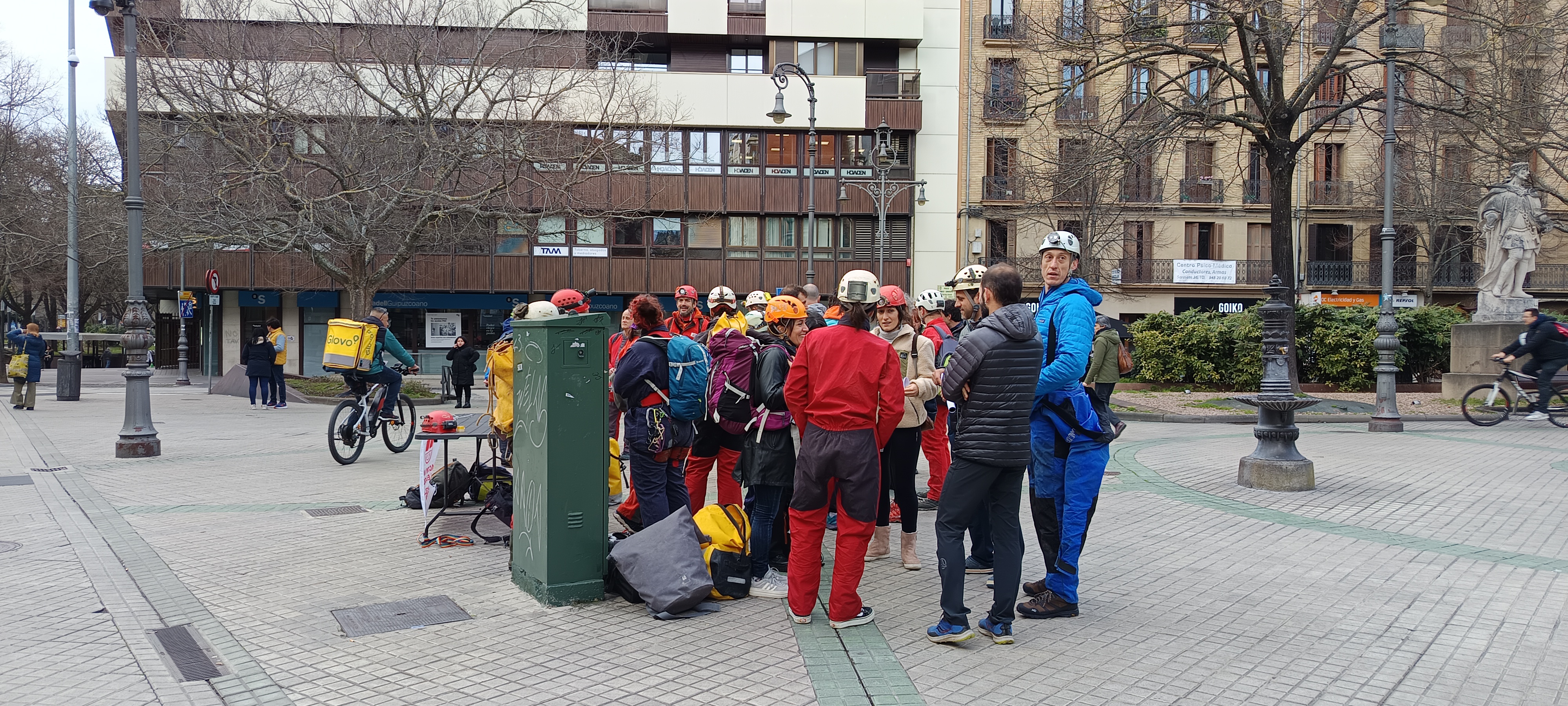Comparecencia y concentración en el Parlamento de Navarra