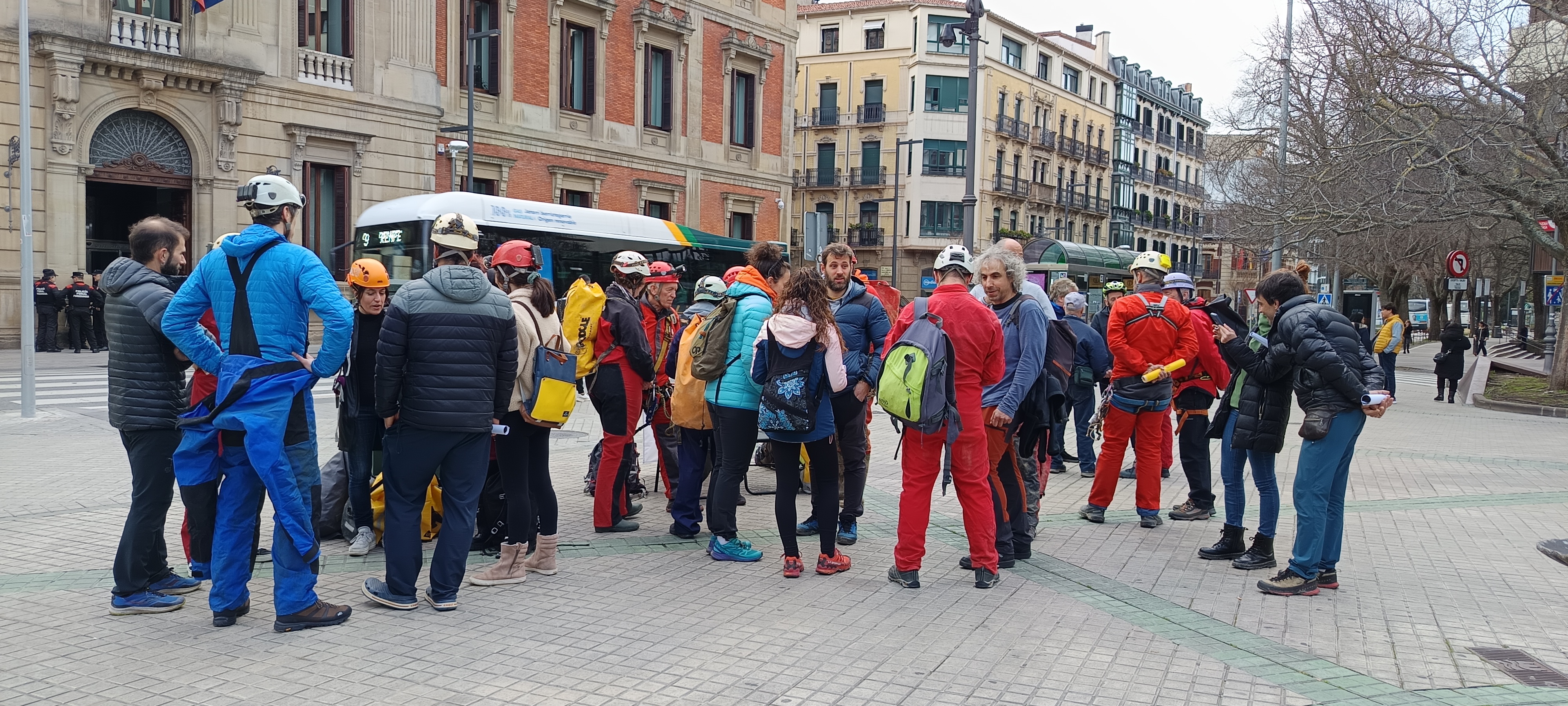 Comparecencia y concentración en el Parlamento de Navarra