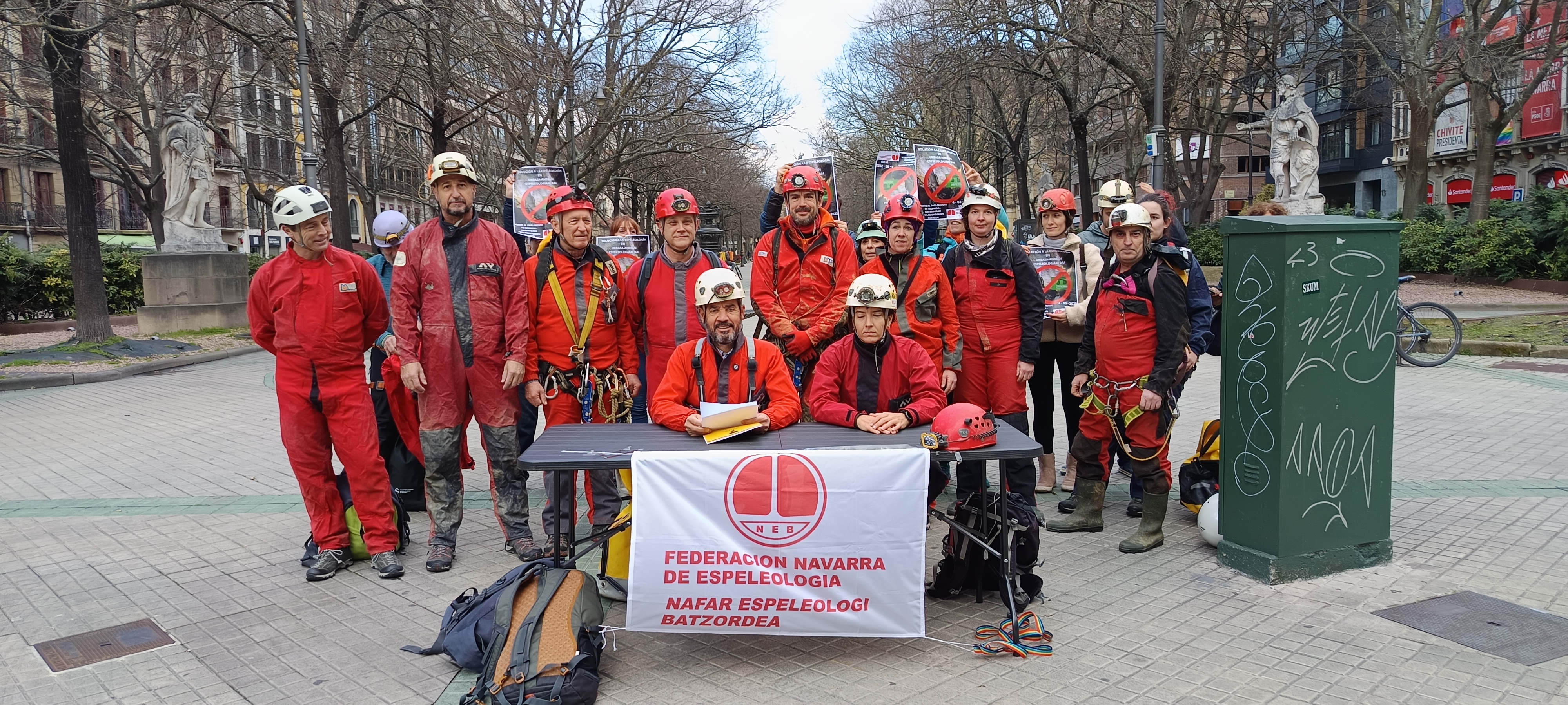 Comparecencia y concentraci&oacute;n en el Parlamento de Navarra