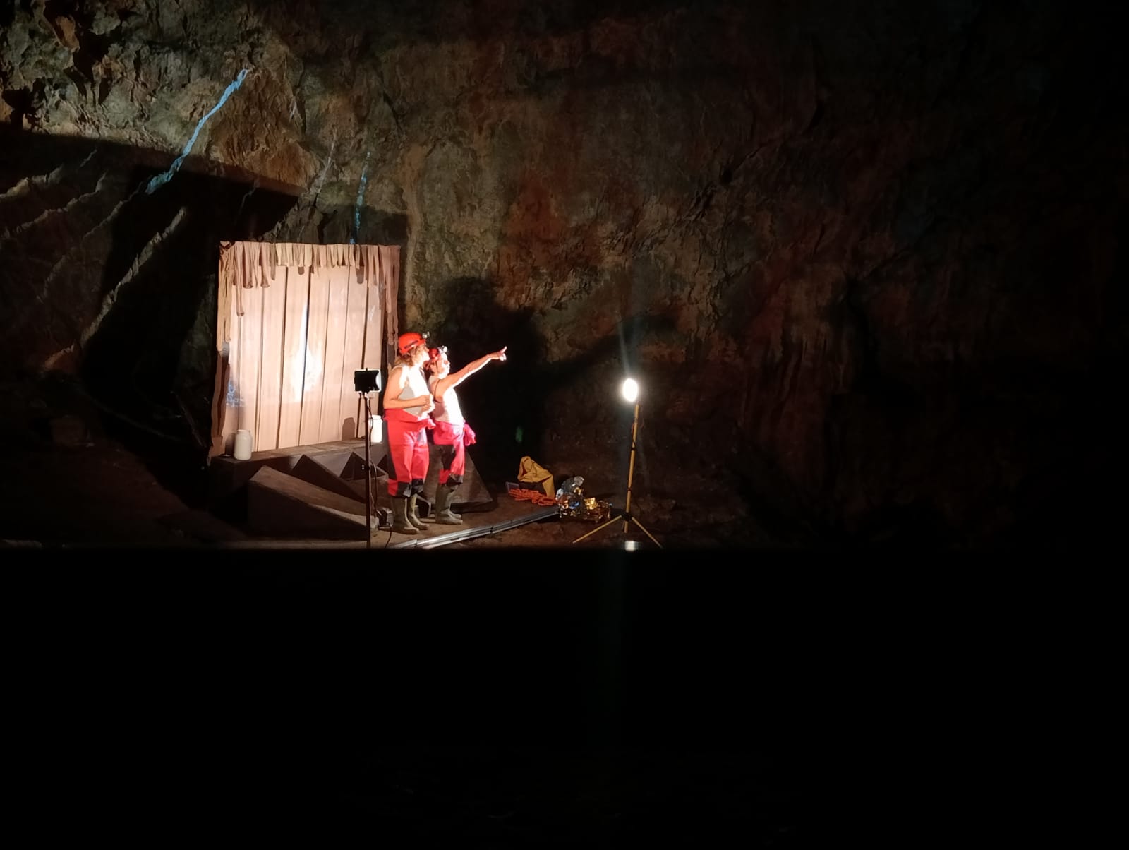Representaci&oacute;n de la obra de teatro Ama-alu-lur en Mendukilo