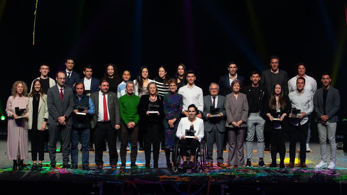 Galardones para Uxue Almi&ntilde;ana y la SD Lagunak de gimnasia r&iacute;tmica