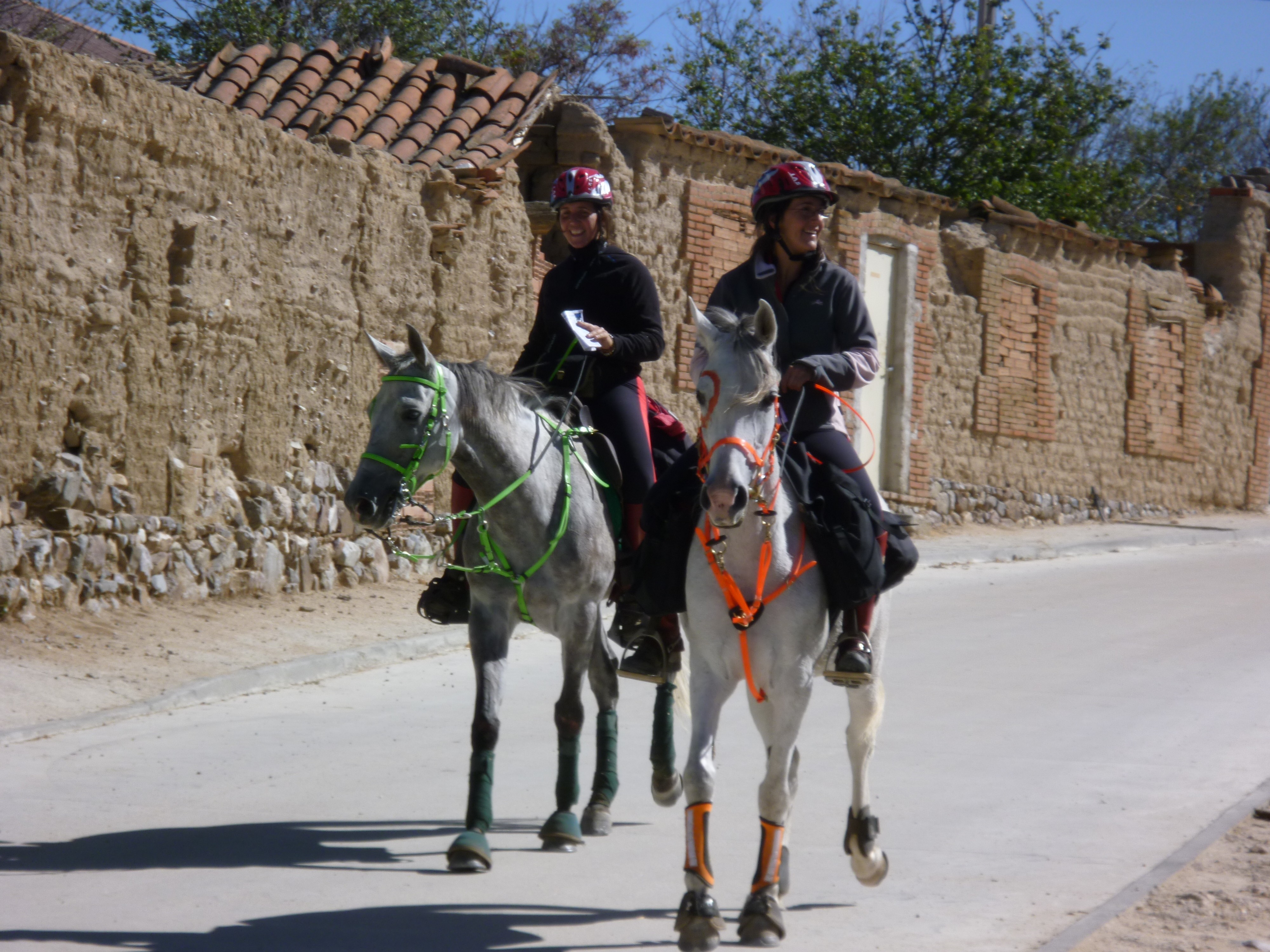 Las amazonas Navarras Vanessa Bravo y Marina Zapata participaran en el TREC** de El Espinar
