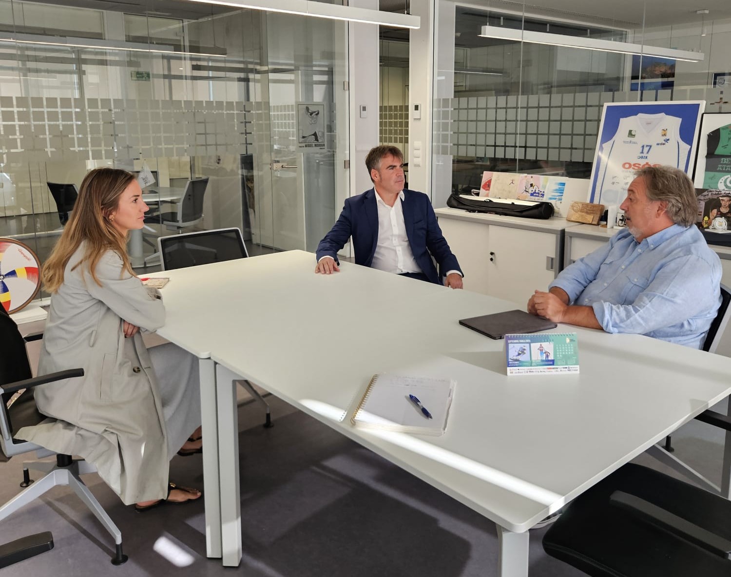 Reuni&oacute;n entre la Fundaci&oacute;n Miguel Indur&aacute;in y AEDONA para fortalecer la colaboraci&oacute;n deportiva en Navarra