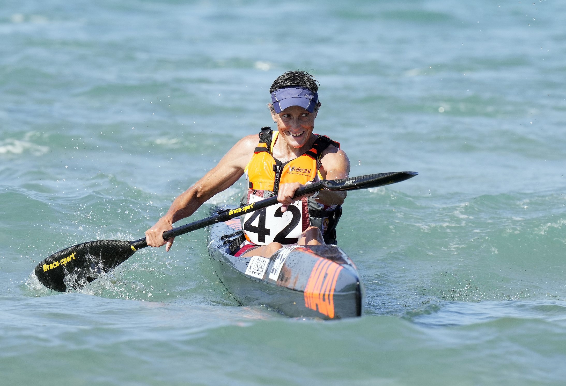 Amaia Osaba gana la copa del mundo de kayak de mar de Madeira