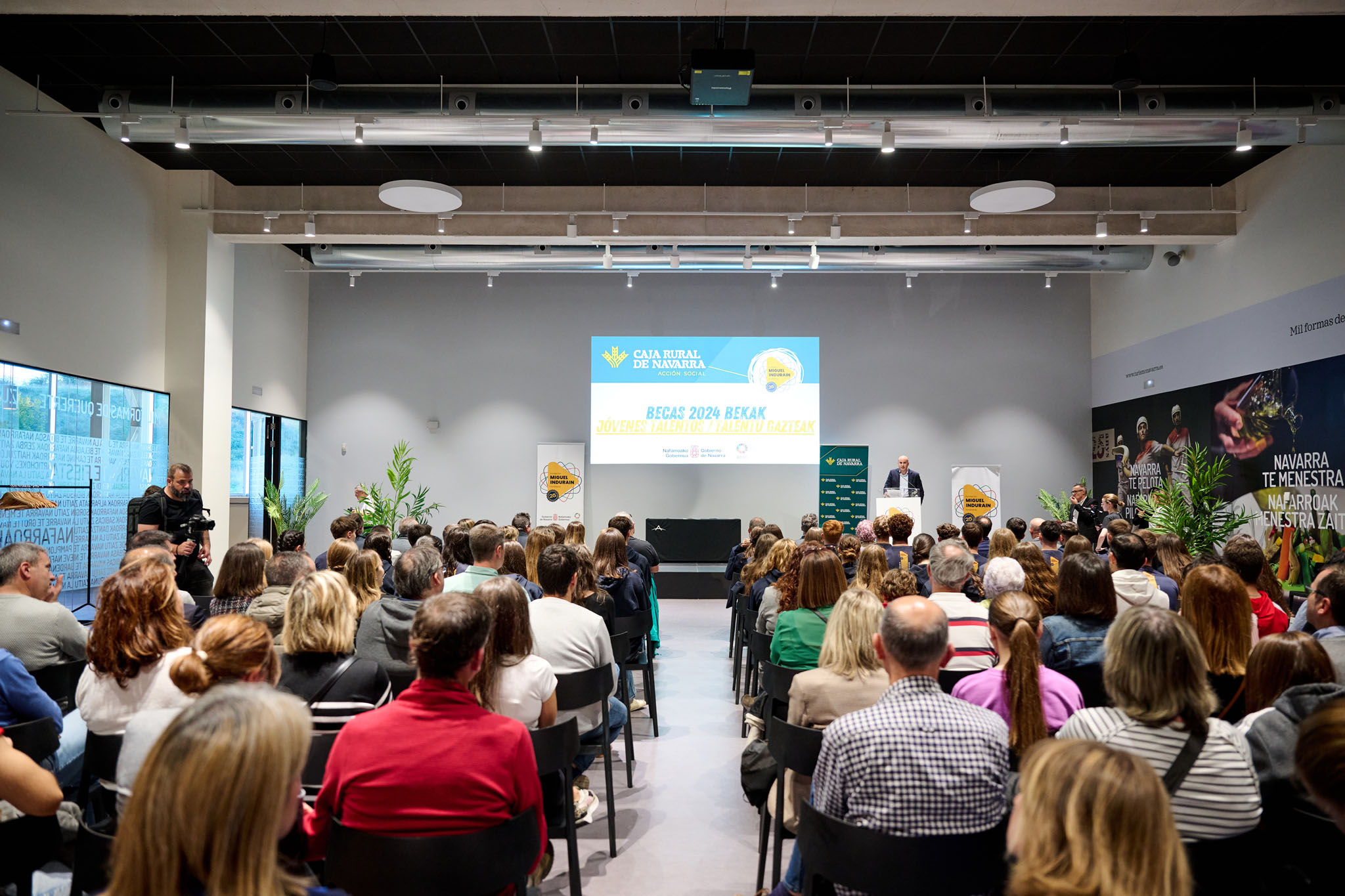 La fiesta de Caja Rural de Navarra y los "J&oacute;venes Talentos 2024"