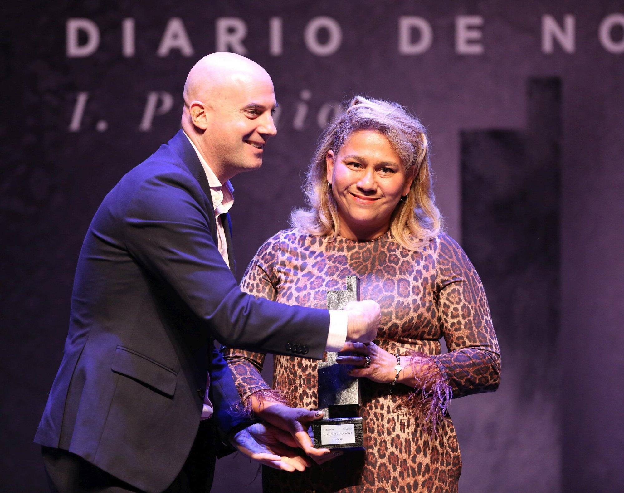 La ciclista Paula Ostiz, becada por la Fundaci&oacute;n Miguel Indur&aacute;in, recibe el Premio Kirolak en la primera edici&oacute;n de los Premios Diario de Noticias Sariak