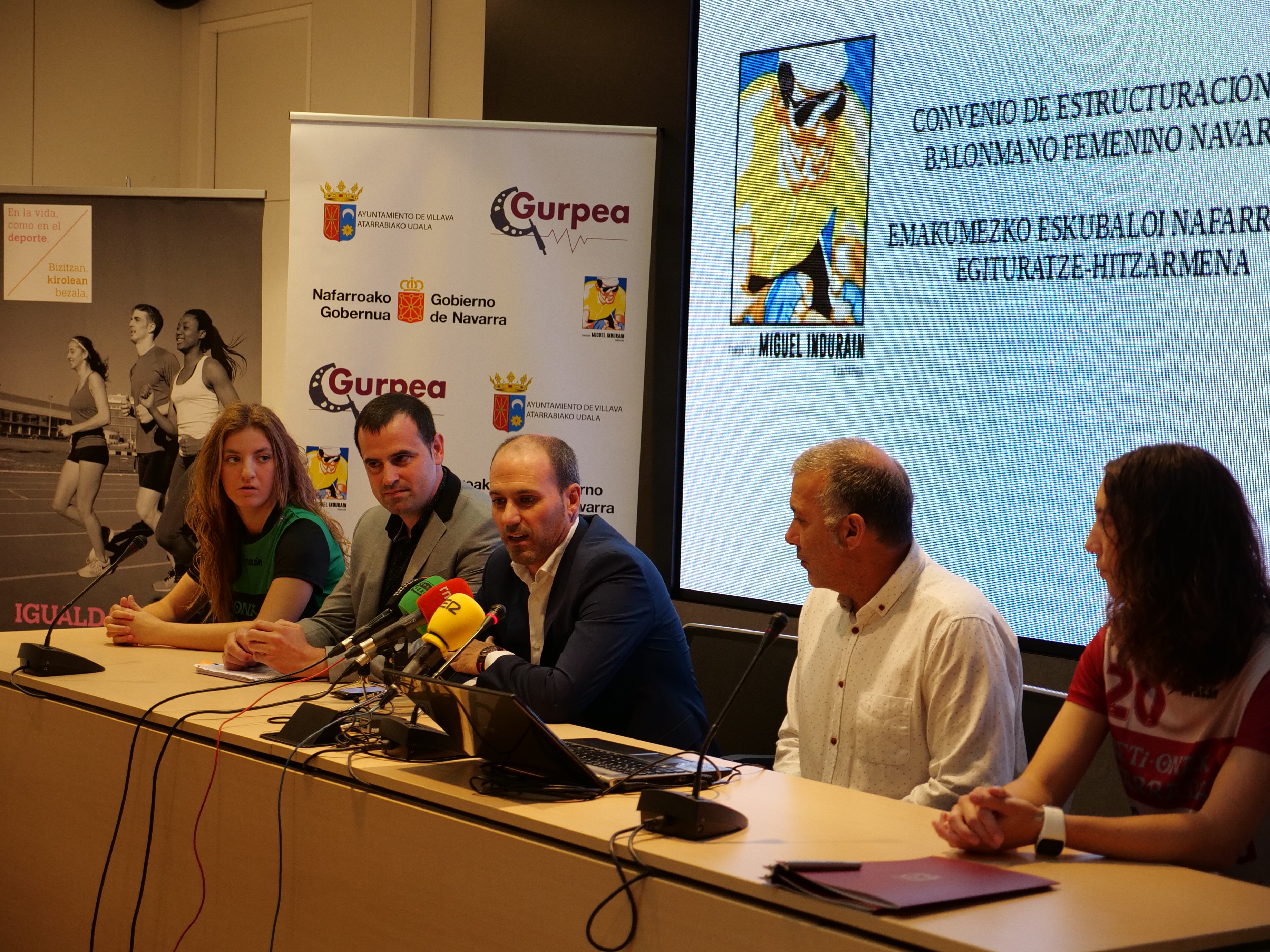 Firmado el convenio para estructurar el balonmano femenino navarro de alto rendimiento