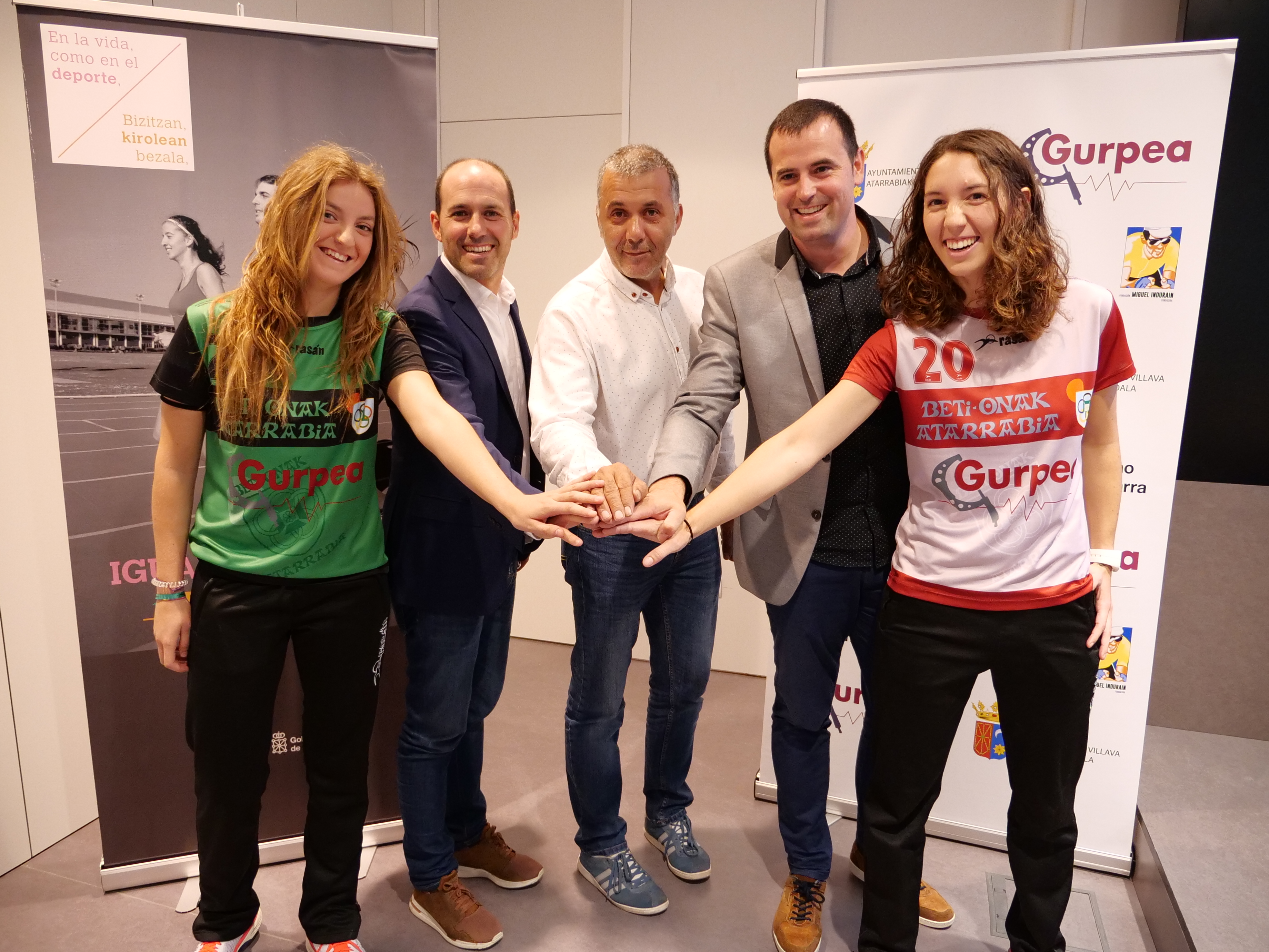 Firmado el convenio para estructurar el balonmano femenino navarro de alto rendimiento