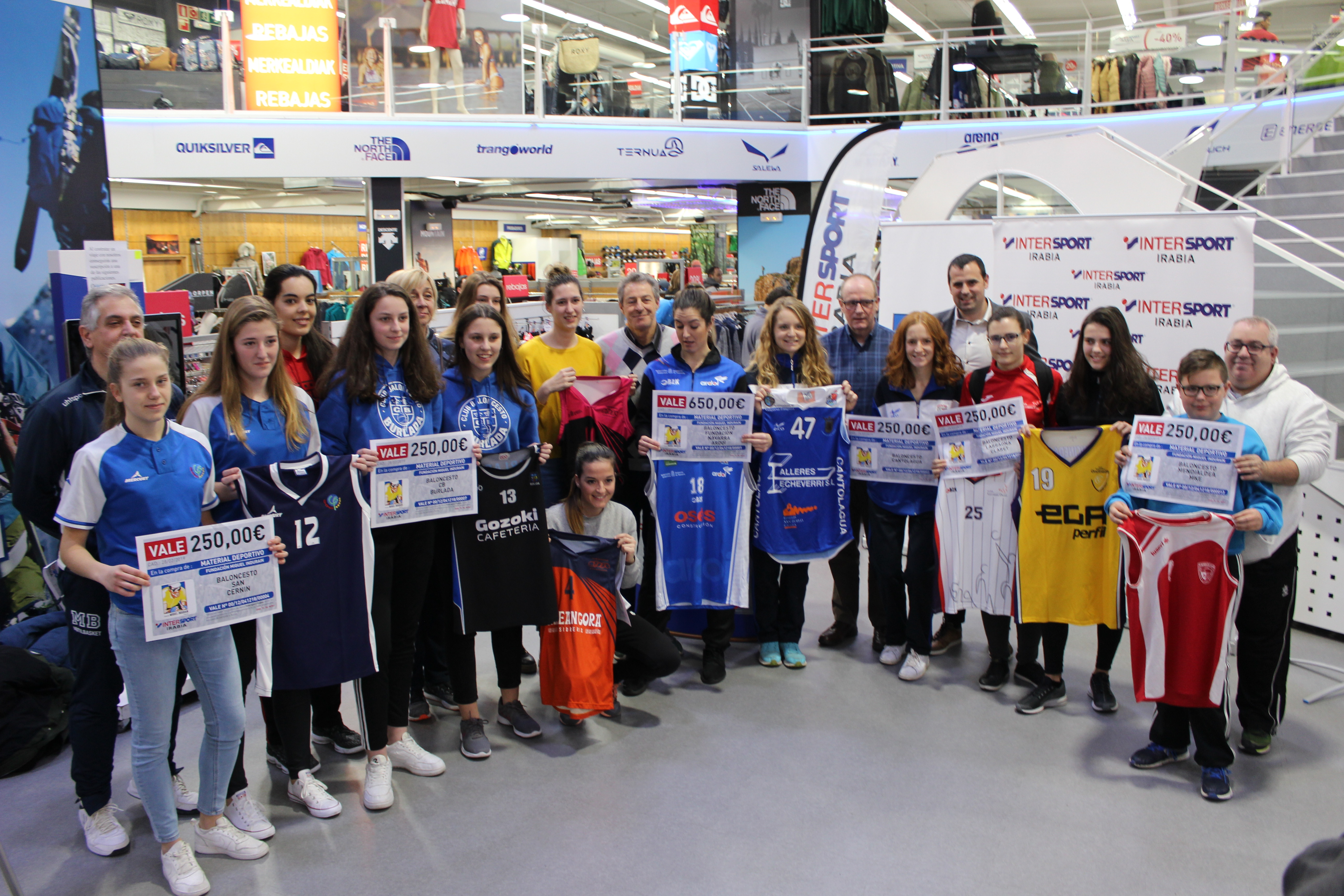 22 clubes a&uacute;nan esfuerzos para reforzar el baloncesto y el balonmano femenino en Navarra