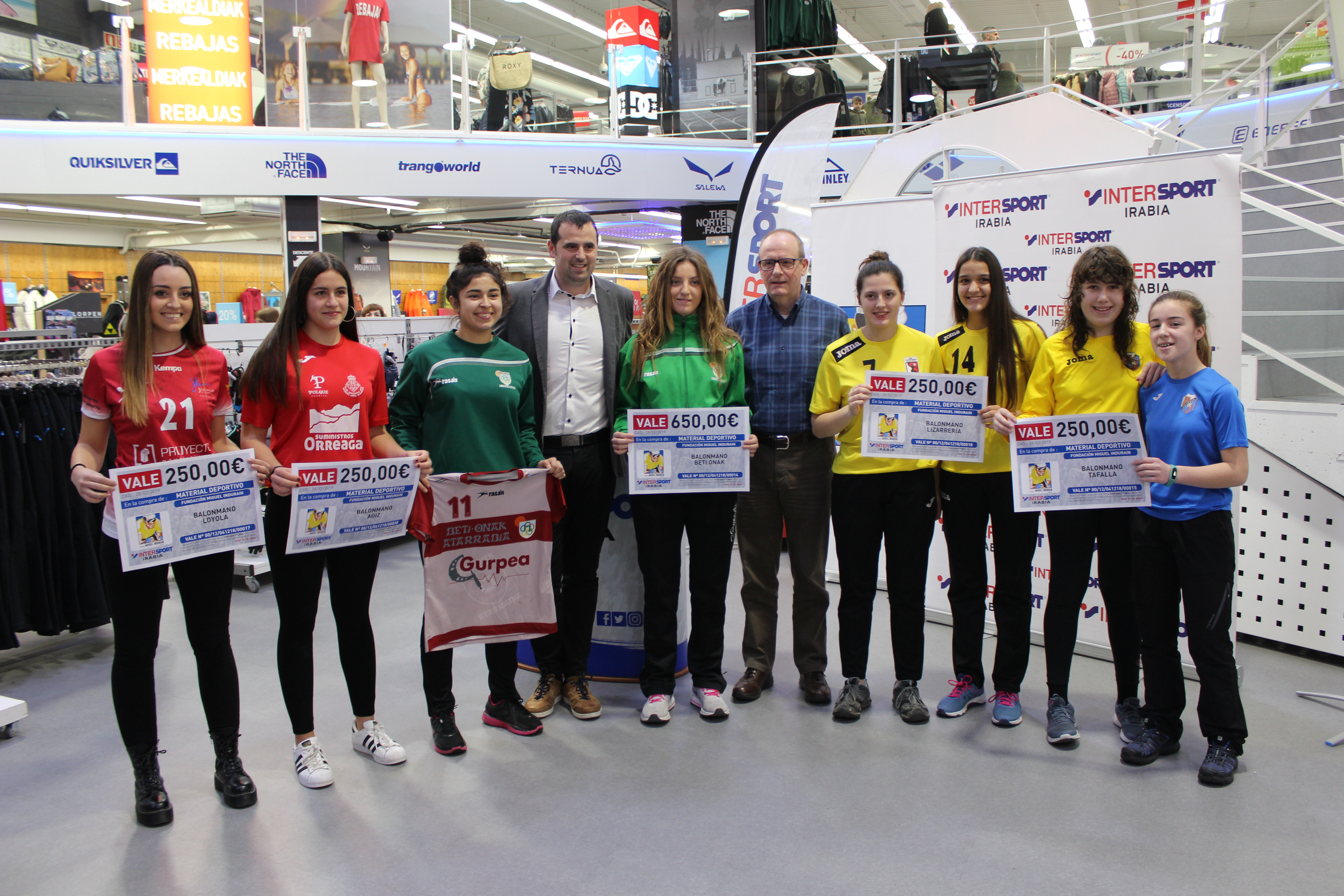22 clubes a&uacute;nan esfuerzos para reforzar el baloncesto y el balonmano femenino en Navarra