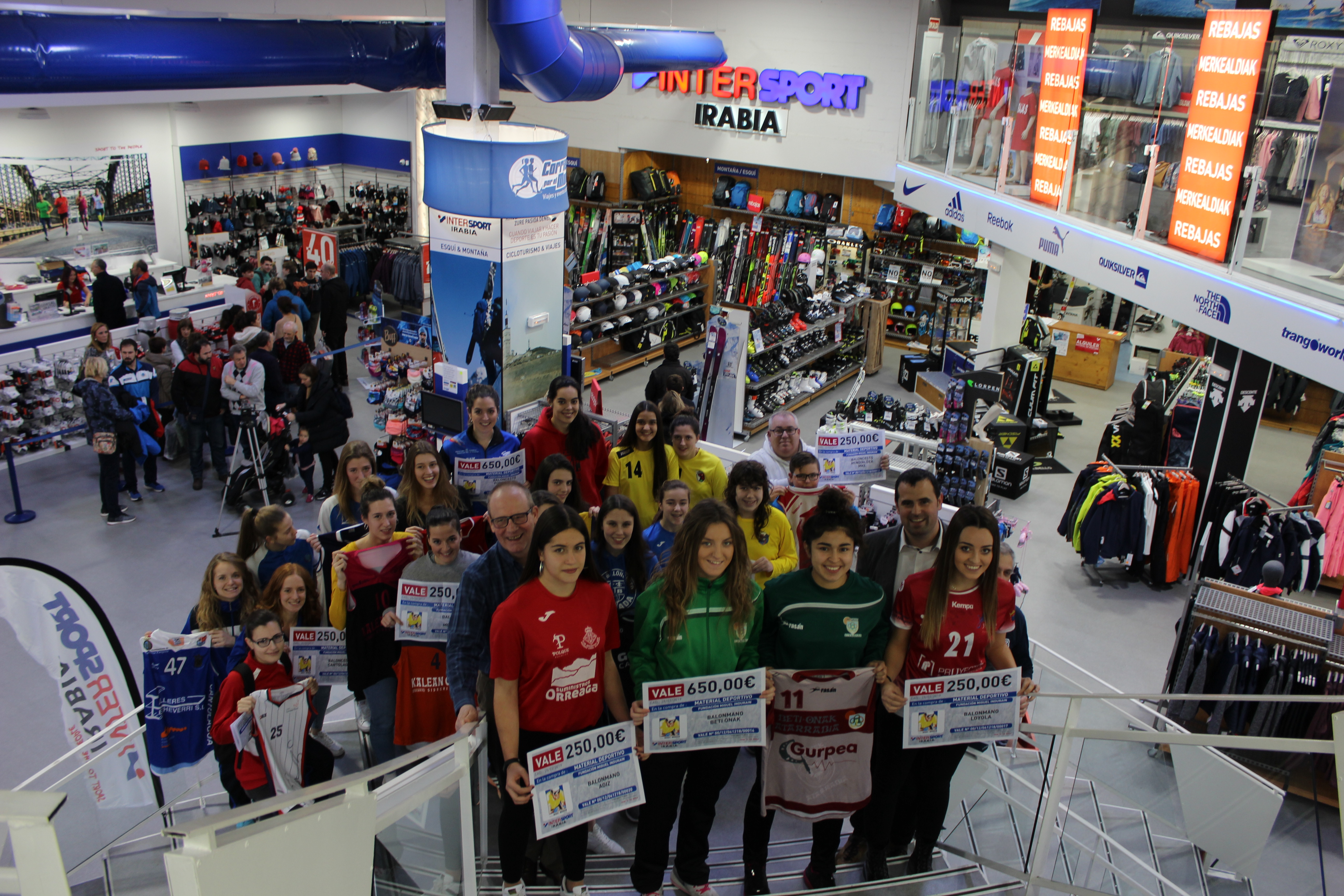 22 clubes a&uacute;nan esfuerzos para reforzar el baloncesto y el balonmano femenino en Navarra