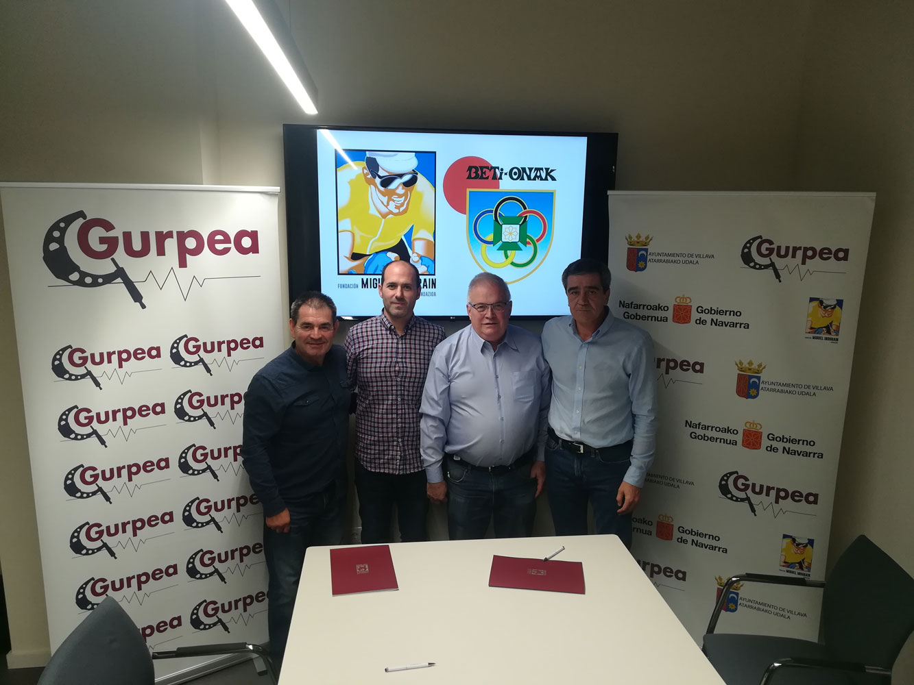 Firma del contrato de patrocinio entre la FMIF y el C.D. Beti Onak K.T.