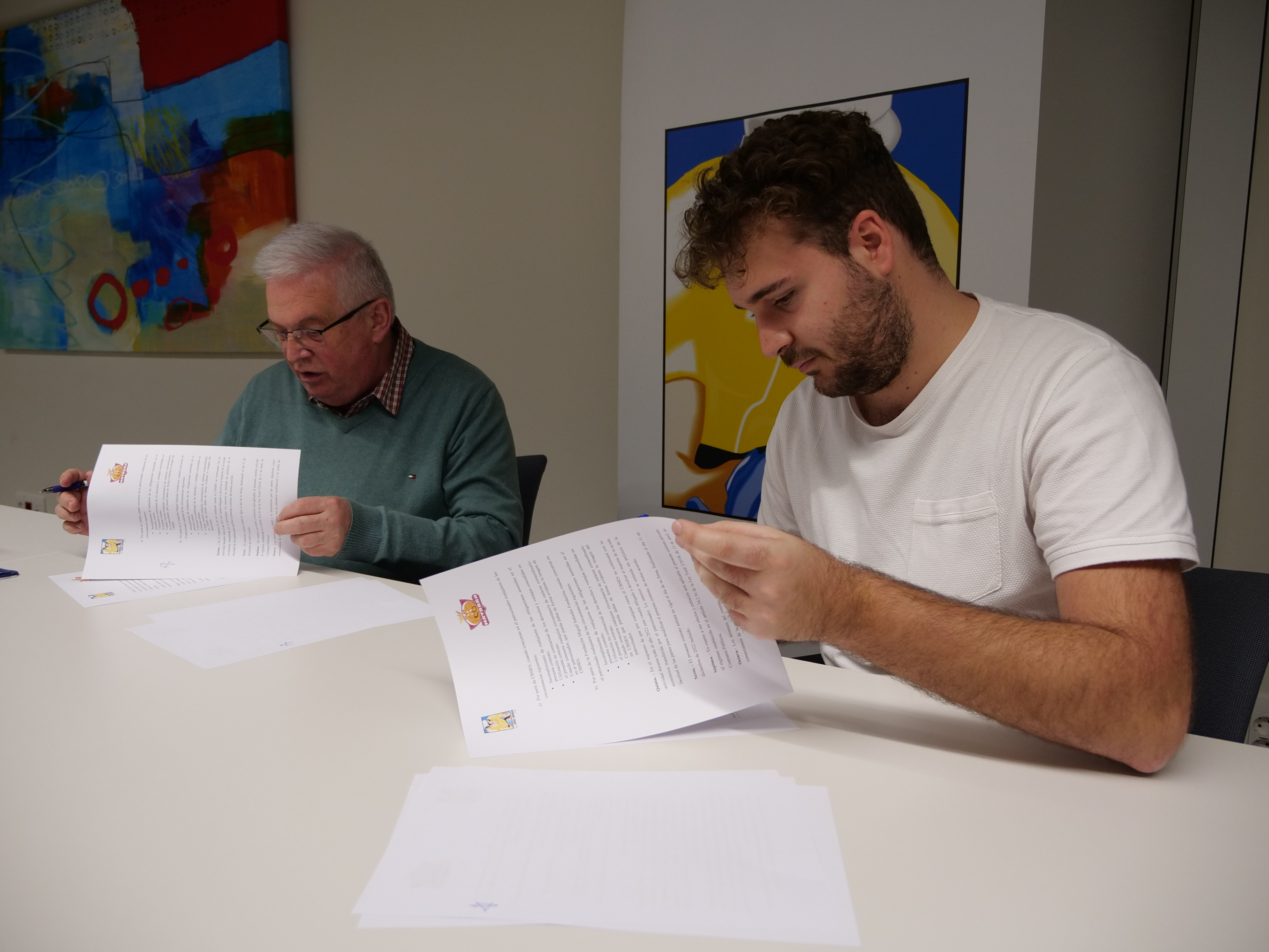 Firma del acuerdo de patrocinio entre la Fundaci&oacute;n Miguel Indurain Fundazioa y el Club Baloncesto Silla de Ruedas Navarra