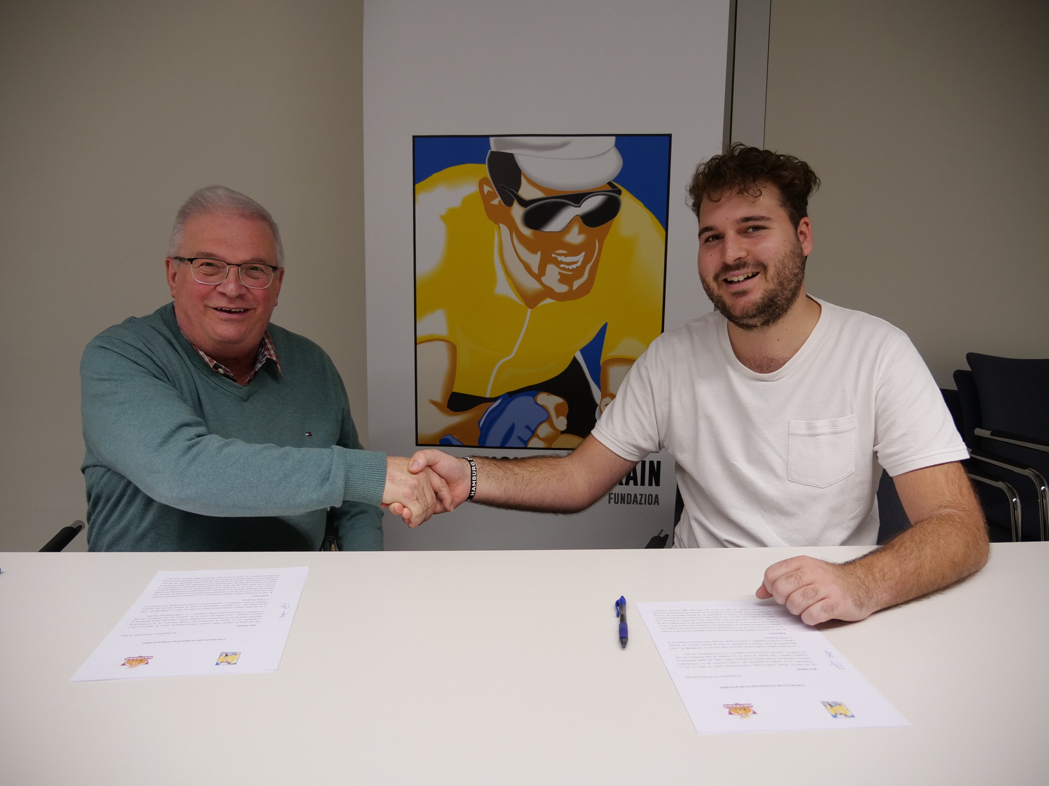 Firma del acuerdo de patrocinio entre la Fundaci&oacute;n Miguel Indurain Fundazioa y el Club Baloncesto Silla de Ruedas Navarra