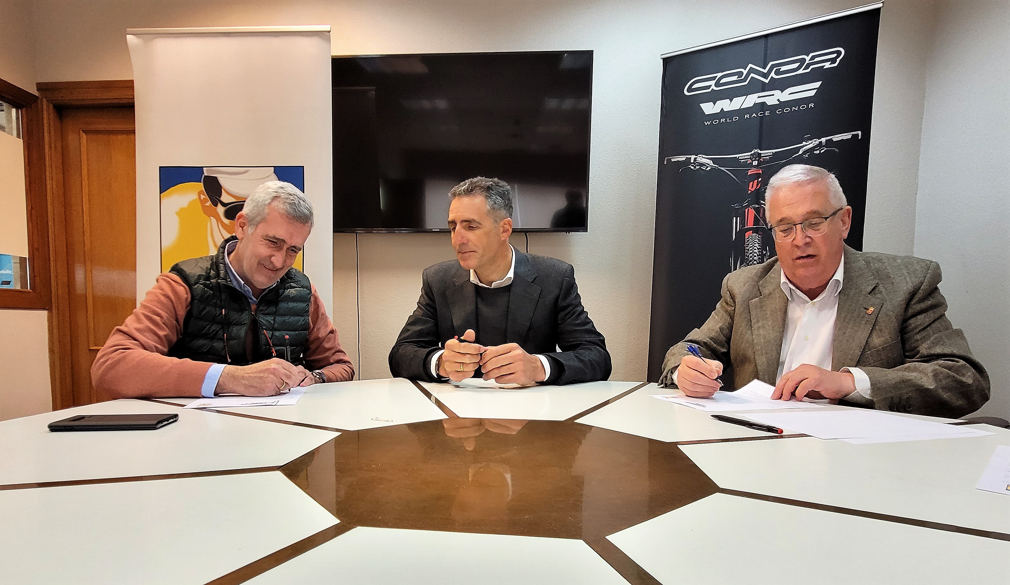 Firma del acuerdo de patrocinio entre la Fundaci&oacute;n Miguel Indur&aacute;in Fundazioa y Conor Bikes